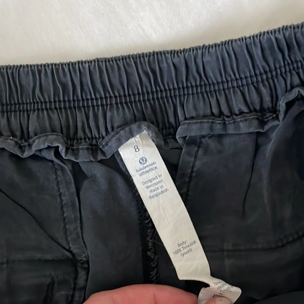 Lululemon women’s pleated shorts with pockets in black size 8